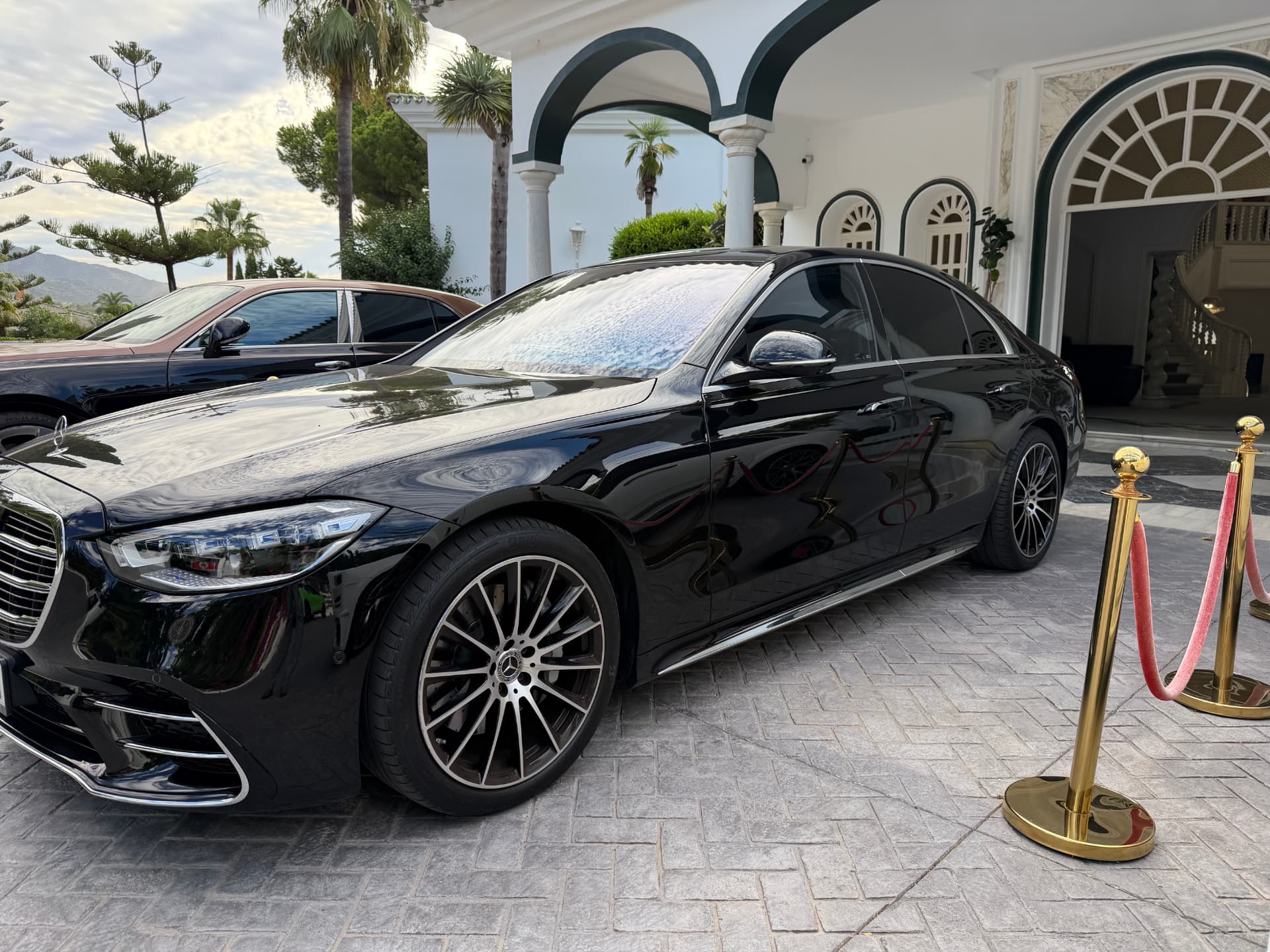 Mercedes-Benz S580e front three-quarter photograph, Cavalma Marbella - 3 / 9