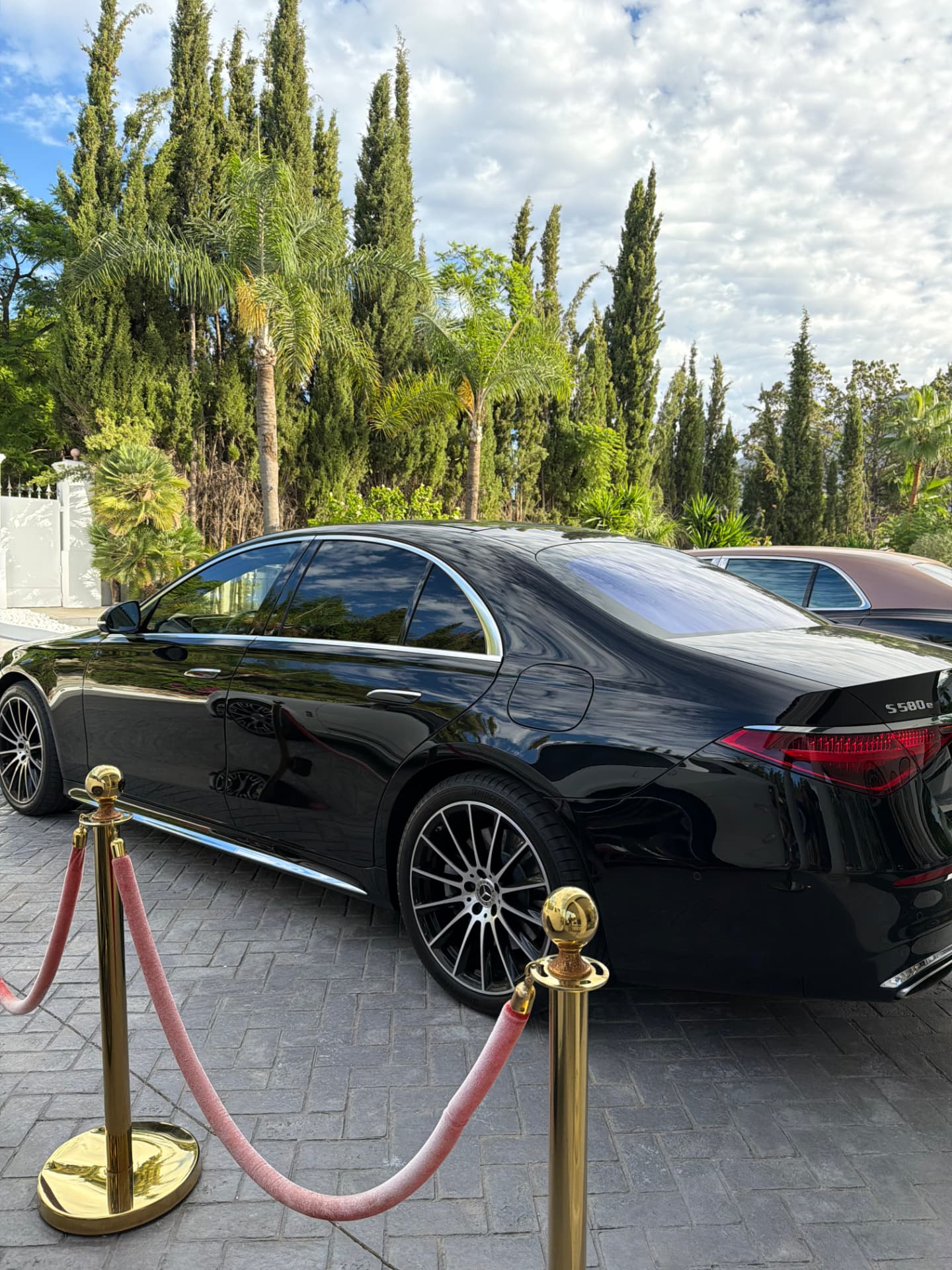Mercedes-Benz S580e front three-quarter photograph, Cavalma Marbella - 4 / 9