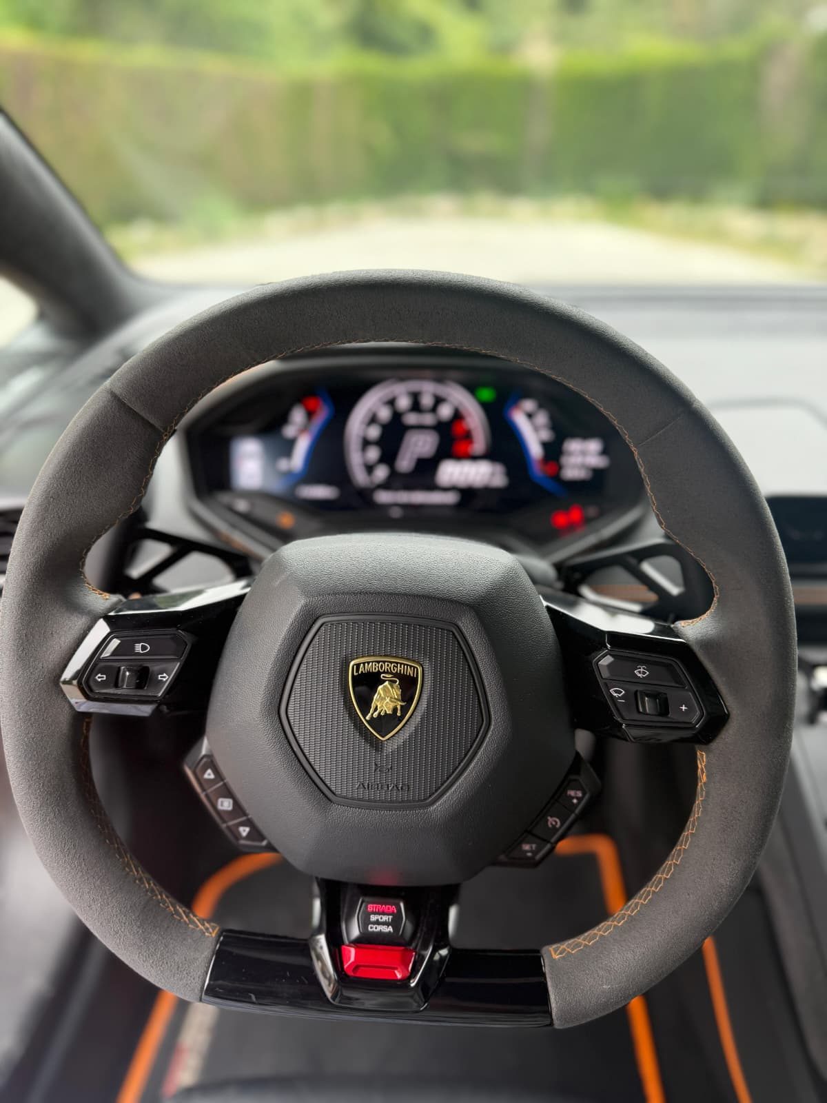 صورة خارجية لسيارة Lamborghini Huracán EVO، Cavalma ماربيا - 7 / 7