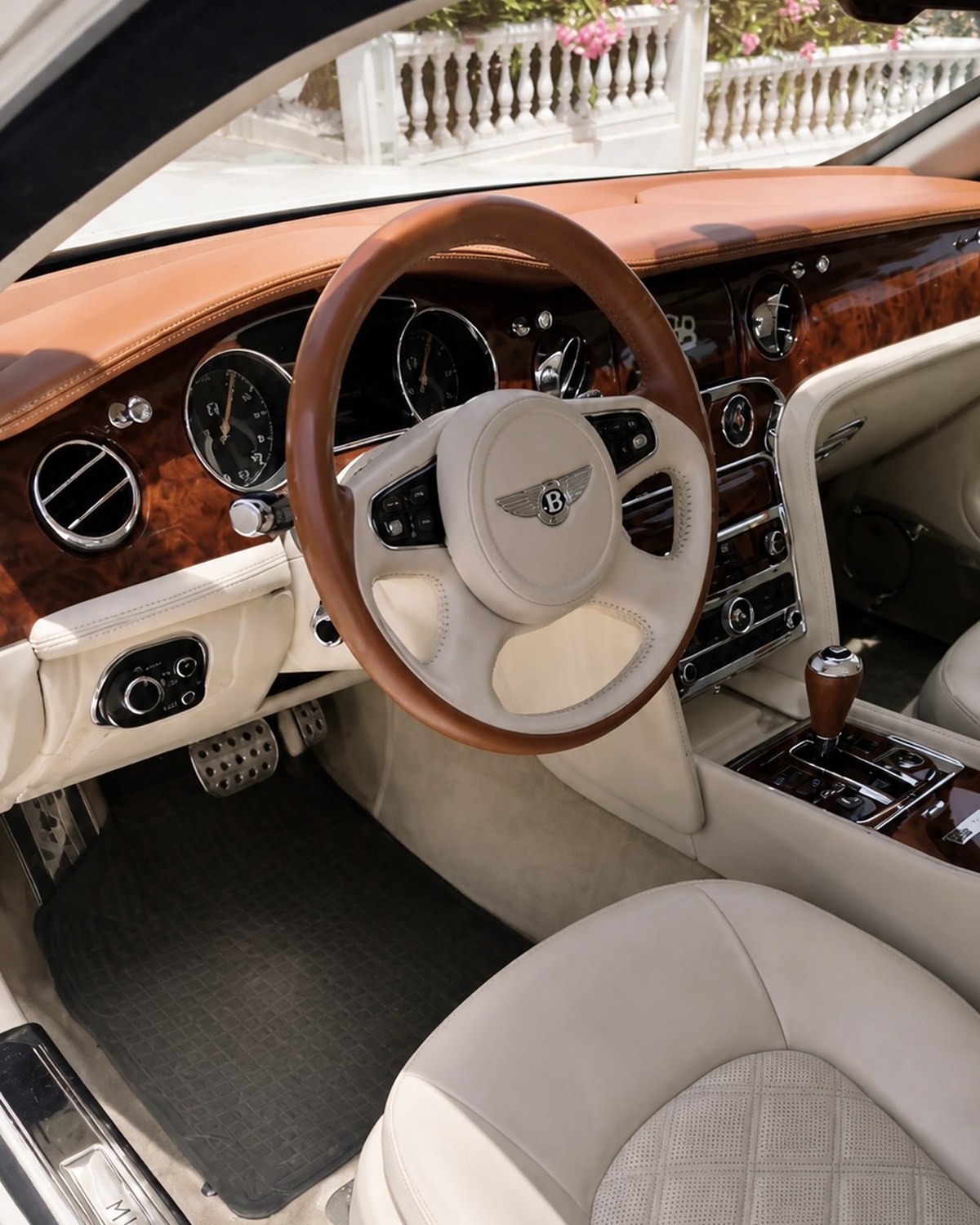 Bentley - Driver cockpit