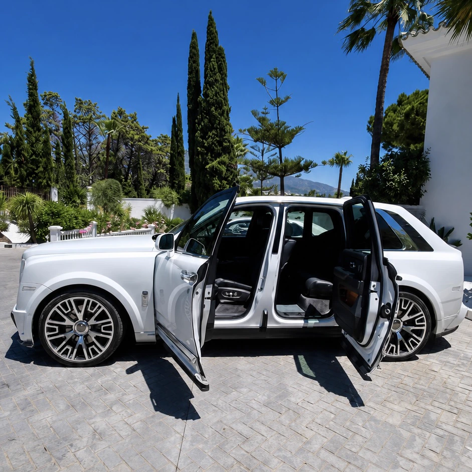 Rolls-Royce Cullinan - Exterior · Doors open