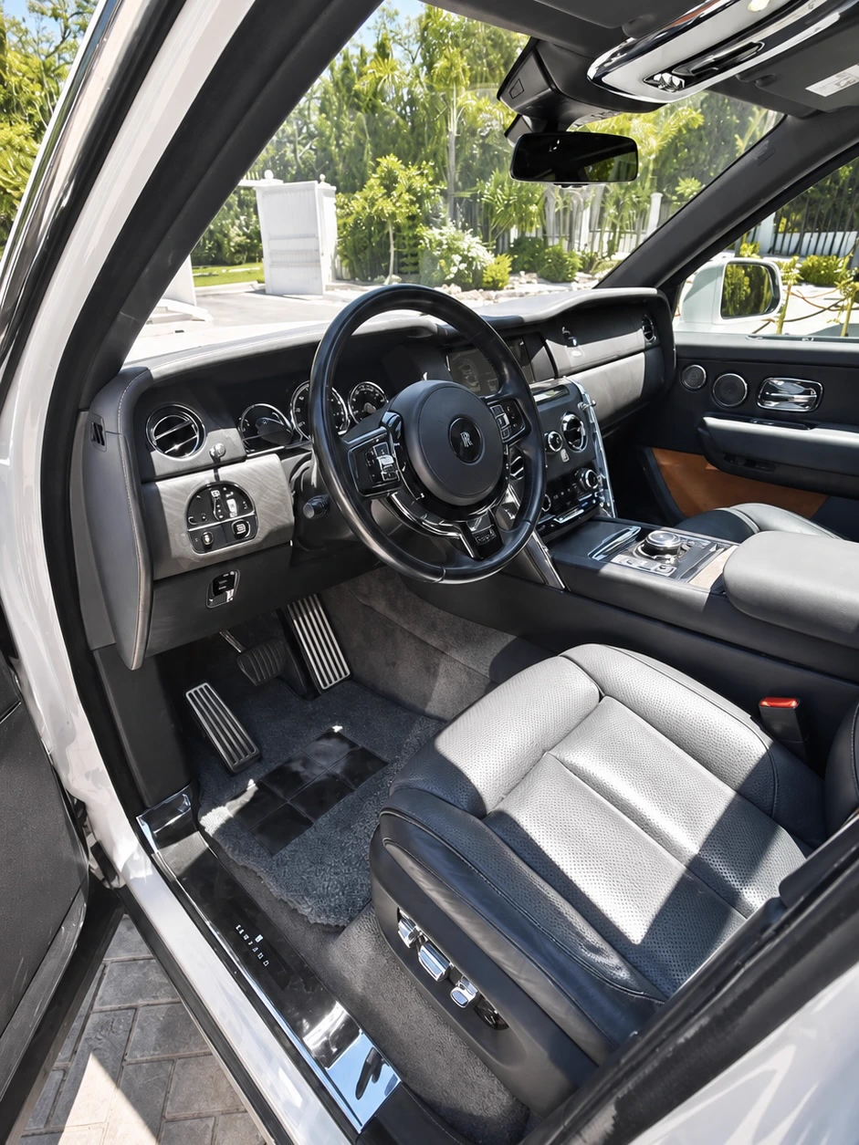 Rolls-Royce Cullinan - Front cabin