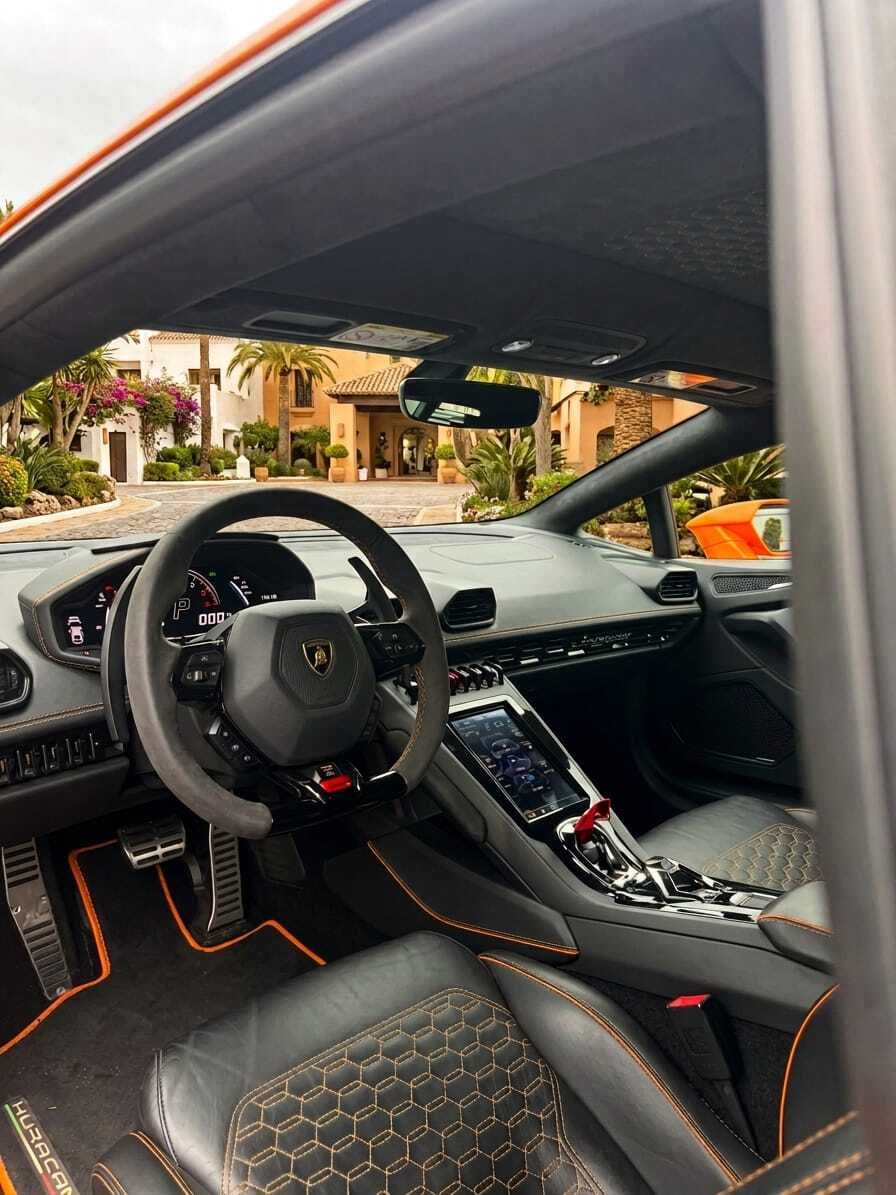 صورة خارجية لسيارة Lamborghini Huracán EVO، Cavalma ماربيا - 3 / 7