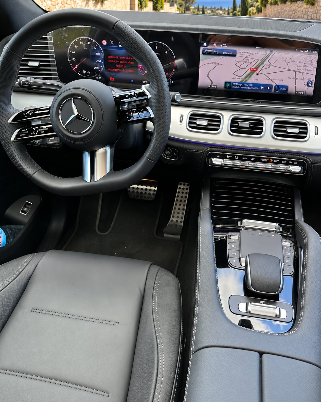 Mercedes-Benz GLE 300d steering wheel, dashboard and centre console