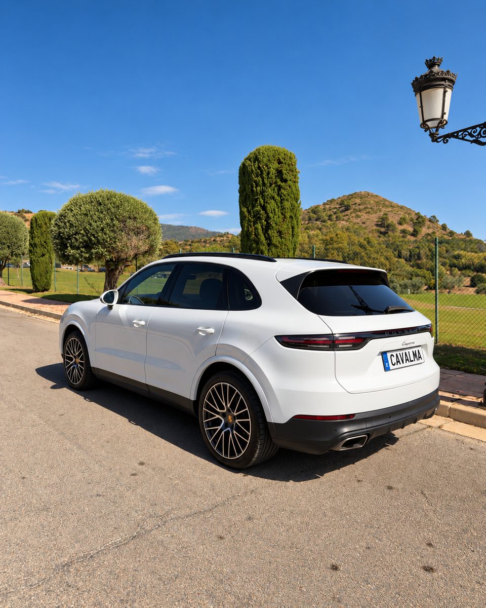 EN: 2020 white Porsche Cayenne rear three-quarter view showing the side profile, rear light design and alloy wheels.
