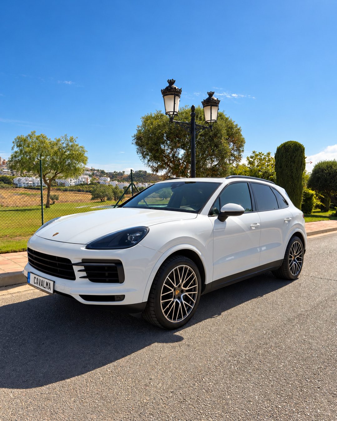 Porsche Cayenne بيضاء موديل 2020 بمنظر خارجي أمامي بزاوية ثلاثة أرباع، متاحة لتأجير سيارات SUV الفاخرة في ماربيا عبر CAVALMA.